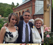 El Dr. Keith Zary, su esposa a la derecha y Susan Papa Juan Pablo II Fox, autora del blog de J&P